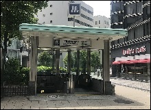 本町通りと堺筋の交差点すぐの、堺筋本町店。